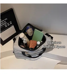 Geräumiger Innenraum der grauen Reisetasche mit großer Öffnung und hohem Stauvolumen