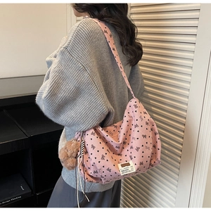 Sac hobo en velours côtelé rose avec imprimés cœurs noirs et charmant petit ours peluche