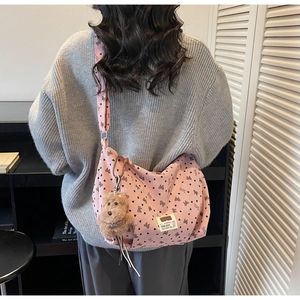 Rosafarbene Cord-Tasche mit schwarzen Schleifen, Herzprint und süßem Welpen-Anhänger