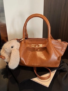 Sac à Épaule en Cuir PU Plissé Vintage pour Femme Sac à Main avec Fermoir en Métal Doré et Pendentif Lapin