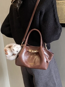 Sac à main en cuir plissé marron foncé avec fermoir doré et breloque lapin en peluche