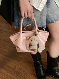 Sac à main plissé rose tendance avec un joli porte-clés lapin en peluche pour femme