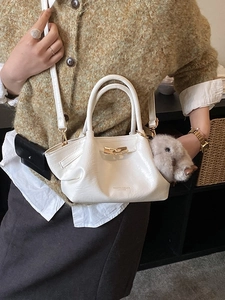 Sac à main plissé crème chic avec fermoir doré et un joli charme de lapin en peluche
