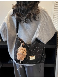 Sac fourre-tout noir en velours côtelé avec motifs de cœur et pendentif chien peluche