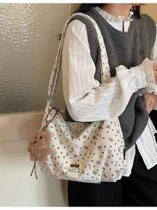 Sac à bandoulière en velours côtelé blanc avec motifs cœurs et pendentif ours