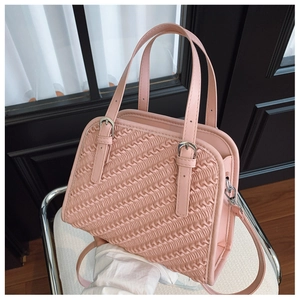 Detalle del bolso bandolera rosa de cuero PU plisado con hebillas de metal plateado