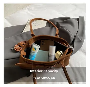Capacité interne du sac en cuir marron avec espace pour téléphone et cosmétiques