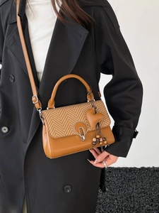 Bolso bandolera retro marrón con solapa tejida en espiga y correa de piel ajustable