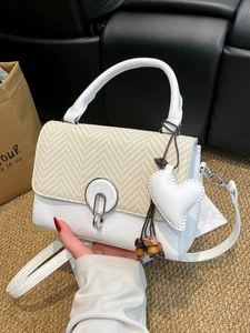 Bolso bandolera retro de retazos con solapa tejida y colgante de corazón