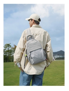 Sac à dos d'extérieur en nylon gris clair avec grand compartiment et décor de balle de tennis