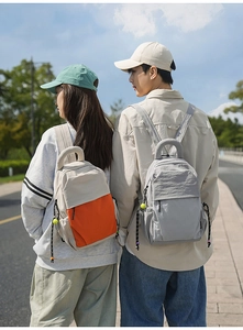 Gros plan de sacs à dos en nylon avec poignées courbées et bretelles réglables