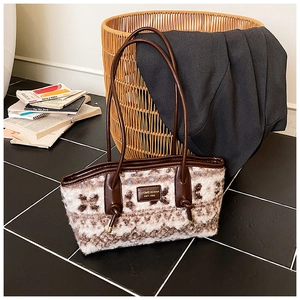 Detail of wool tote bag with vintage Nordic rhombus pattern and brown leather straps