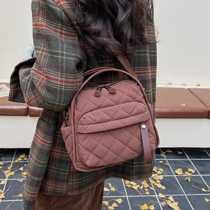 Detail of reddish-brown quilted shoulder bag with菱格 stitching and adjustable strap