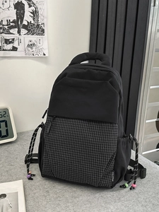 Sac à dos noir minimaliste avec motifs à carreaux blancs et perles de couleur au zip