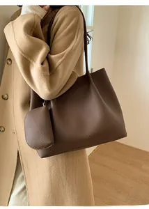 Détail du grand sac cabas en cuir marron foncé avec sa petite pochette zippée assortie