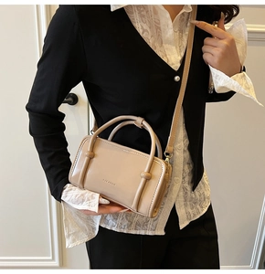 Detail of light khaki leather crossbody bag with parallel embossing and OLEABOK logo