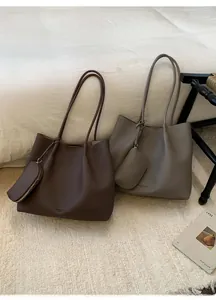 Vue détaillée des grands sacs fourre-tout en marron foncé et taupe avec pochettes assorties