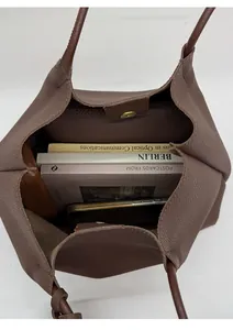 Détail d'un grand sac cabas en cuir marron foncé avec fermeture magnétique et espace interne