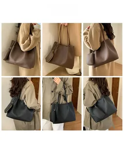 Détail d'un grand sac cabas en cuir grainé avec une petite pochette assortie amovible