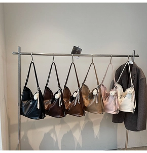 Détail de grands sacs fourre-tout en six couleurs avec charms ours en peluche décoratifs