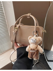 Schicke beige Umhängetasche mit Griff und süßem Teddybär-Anhänger für Damen