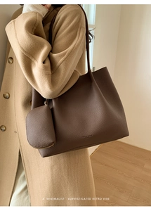 Détail d'un cabas en cuir grainé marron foncé avec petit porte-monnaie assorti