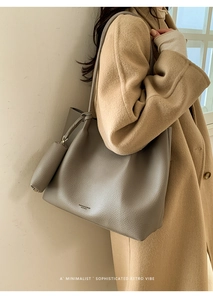 Détail d'un sac cabas en cuir gris avec grain litchi et une pochette amovible assortie