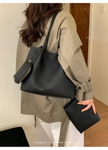 Vue détaillée du sac cabas noir motif litchi au style rétro et minimaliste chic