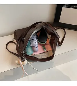 Vue de l'intérieur spacieux d'un grand sac cabas marron avec accessoires quotidiens