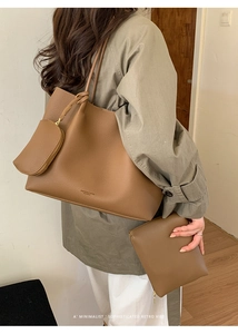 Détail du grand cabas en cuir marron avec son porte-monnaie et sa pochette assortis