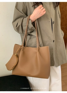 Gros plan d'un sac cabas en cuir marron avec petite pochette zippée assortie pour le quotidien