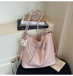 Détail du sac cabas rose en cuir PU grainé avec breloque ours et fermetures éclair