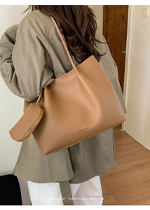 Vue détaillée d'un sac cabas en cuir grainé marron avec une petite pochette assortie