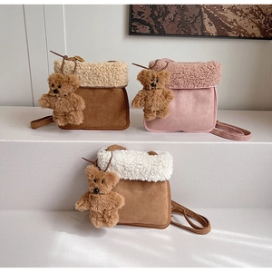 Detalle de los bolsos de felpa con borde de borreguito y colgante de osito