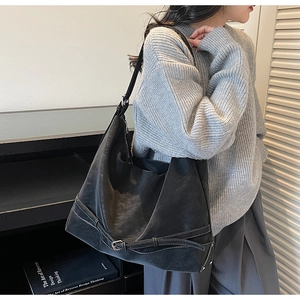 Grande borsa tote vintage nera con fibbia laterale e morbida trama materica