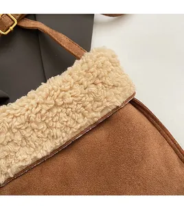 Detalle de bolso bandolera de ante con forro de lana y hebilla de metal dorado
