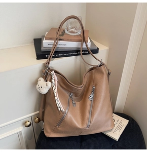 Sac fourre-tout marron en simili cuir avec zips et un charmant petit ours en peluche blanc
