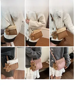 Vistas detalladas de bolsos bandolera de felpa con un lindo accesorio de osito