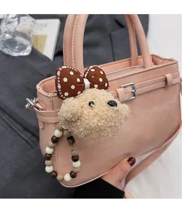 Ciondolo a forma di orsetto di peluche con perline colorate su borsa in pelle rosa
