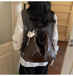 Détails du sac à dos en similicuir marron avec fermetures éclair et ours en peluche