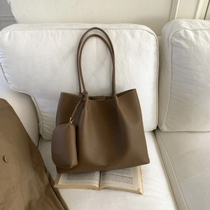 Détail du sac cabas vintage camel foncé en cuir grainé avec une petite pochette