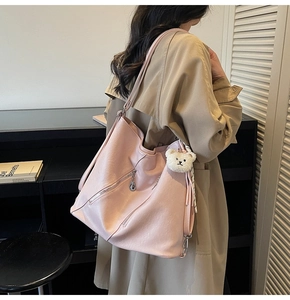 Sac cabas en cuir PU rose avec pendentif ours en peluche blanc et bandoulière chic