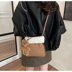 Bolso bandolera de ante marrón con ribete de forro polar blanco y colgante de oso de peluche