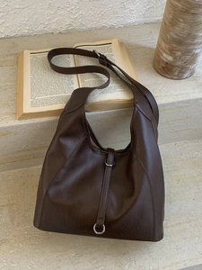 Minimalist large-capacity coffee tote bag with vintage pebble leather and silver ring detail