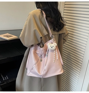 Sac fourre-tout en cuir PU rose avec fermetures éclair et un charmant ours en peluche