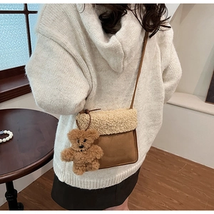 Bolso bandolera de ante sintético marrón con ribete de forro polar y oso colgante