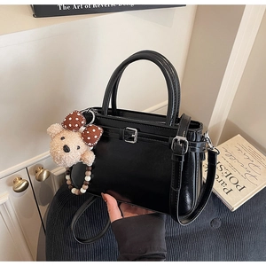 Détails du sac seau noir vintage avec boucle en cuir et pendentif ours en peluche