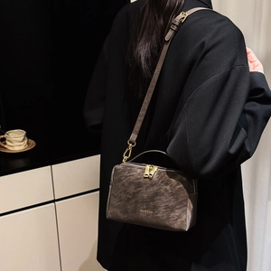 Détail du sac bandoulière vintage en cuir texturé métallisé avec ferrures dorées