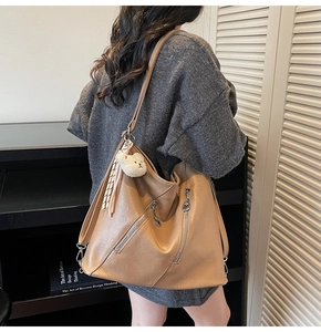 Détail du grand sac cabas en cuir marron avec fermeture éclair et breloque ours