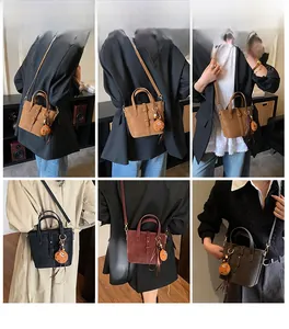 Vues détaillées du sac cabas en cuir avec breloque en peluche sur divers styles de port